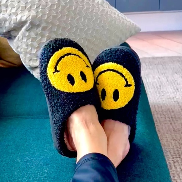 NEW| Women’s Smiley Face Soft Plush Fluffy Comfy Slippers - Picture 1 of 10